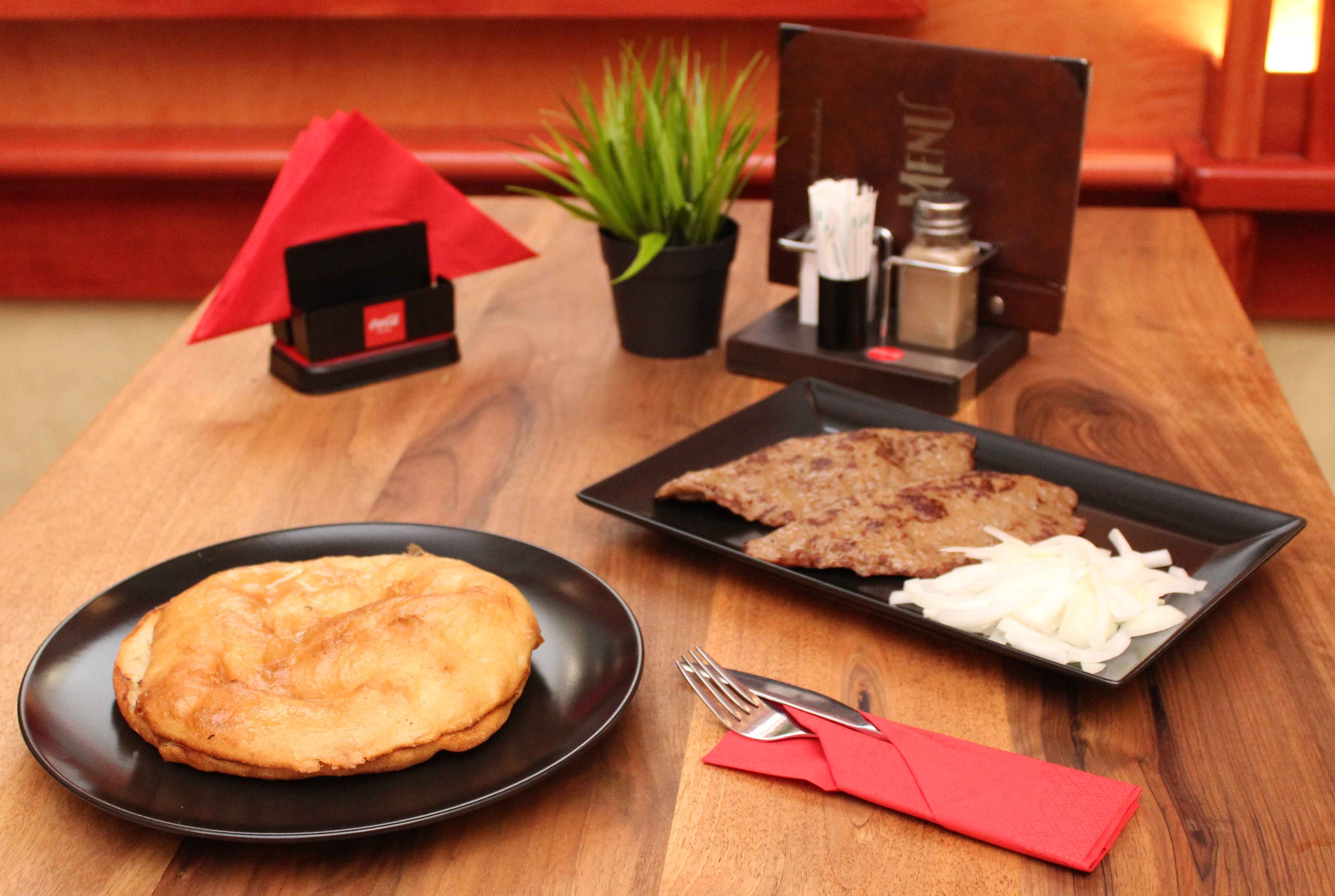 Punjena pljeskavica with flatbread and onions