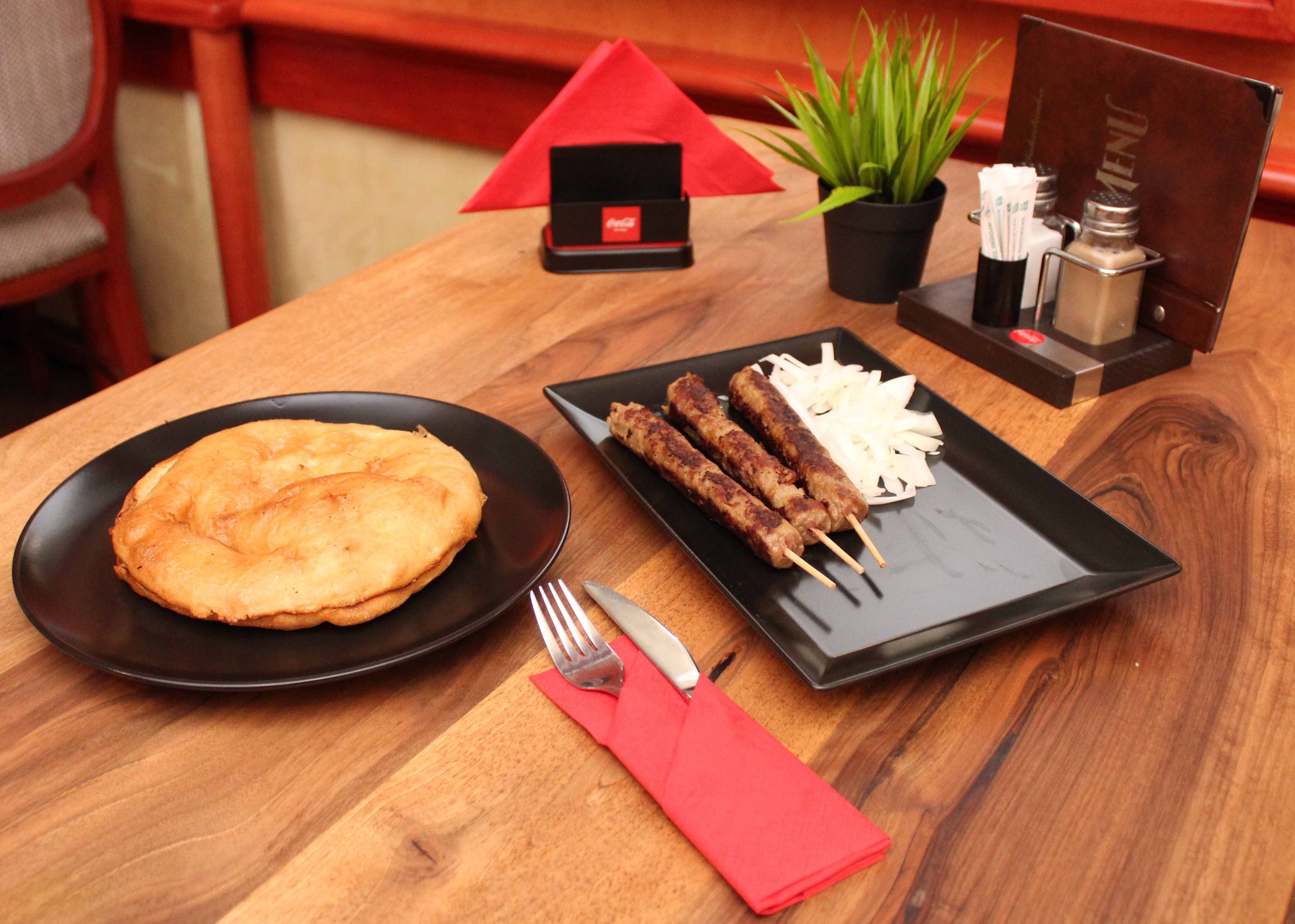 Šiš ćevapi on skewers with flatbread